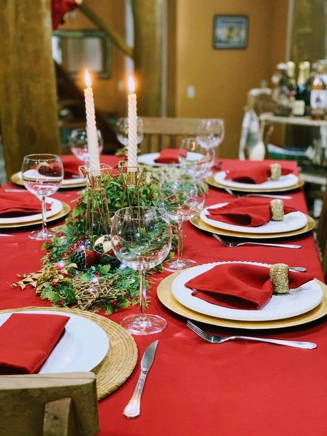 Christmas Table Settings Red Tablecloth, Christmas Table Red Tablecloth, Red Tablecloth Christmas Table, Christmas Table Settings Elegant Red, Dining Room Table Plans, Christmas Table Settings Elegant, Dining Room Table Setting, Christmas Table Set Up, Christmas Dinner Table Settings