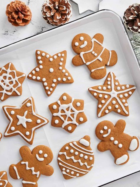 This recipe for Gingerbread Cookies makes plenty of soft, chewy, ginger-spiced molasses Christmas cookies that are perfect for decorating! Dairy Free Gingerbread, Gingerbread Man Cookie Recipe, Gingerbread Men Cookies, Red Hots Candy, Holiday Treats Christmas, Cinnamon Red, Ginger Bread Cookies Recipe, Man Cookies, Gingerbread Recipe