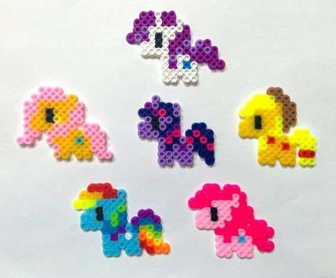 Perler Bead Keychain, Rainbow Beaded Necklace, Melty Bead Designs, Perler Beads Ideas, Melt Beads Patterns, Hamma Beads Ideas, Easy Perler Bead Patterns, Melty Bead Patterns, Bead Keychain