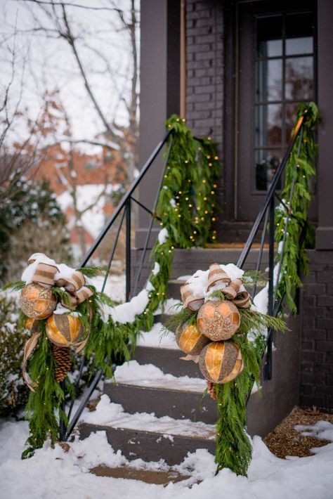 Christmas Stairs Decorations, Christmas Stairs, Christmas Planters, Front Steps, Festival Diy, Christmas Garden, Christmas Porch, Outside The Box, Decor Minimalist