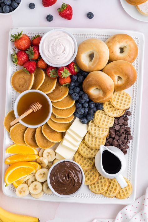 Slumber Party Foods, Breakfast Charcuterie Board, Breakfast Charcuterie, Breakfast Basket, Easy To Make Breakfast, Breakfast Board, Breakfast Platter, Christmas Morning Breakfast, Birthday Breakfast