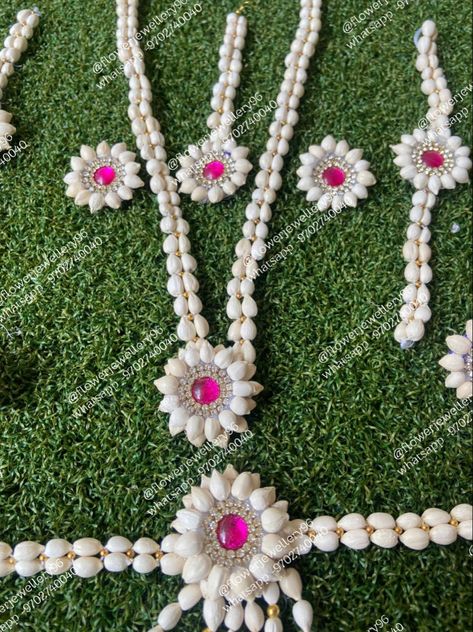 Baby Shower Jewelry Real Flower, Baby Shower Jewellery Indian, Flower Jewellery For Baby Shower Indian, Baby Shower Flower Jewellery, Maternity Jewelry, Baby Shower Jewellery, Baby Shower Jewelry, Flower Jewellery For Haldi, Fresh Flower Jewelry