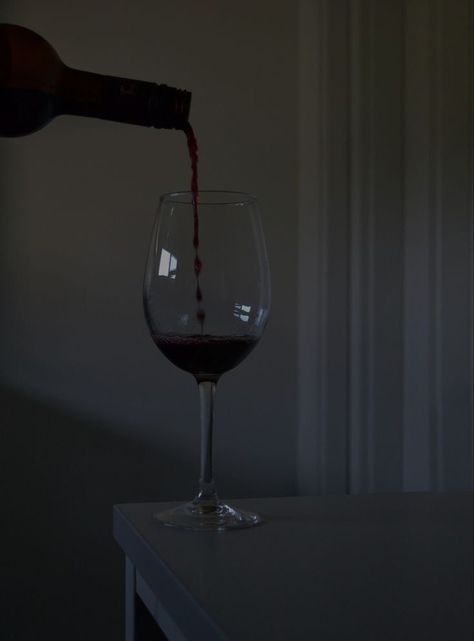 Dark Wine Aesthetic, Wine Glass Aesthetic Dark, Arreglos Ikebana, Plain Wallpaper Iphone, Pouring Wine, Gentleman Aesthetic, Spilled Wine, Cherry Wine, Plain Wallpaper