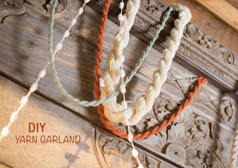 Diy Yarn Garland, Diy Wedding Garland, Yarn Garland, Easy Yarn Crafts, Garland Backdrops, Garland Diy, Diy Yarn, Office Decorations, Diy Garland