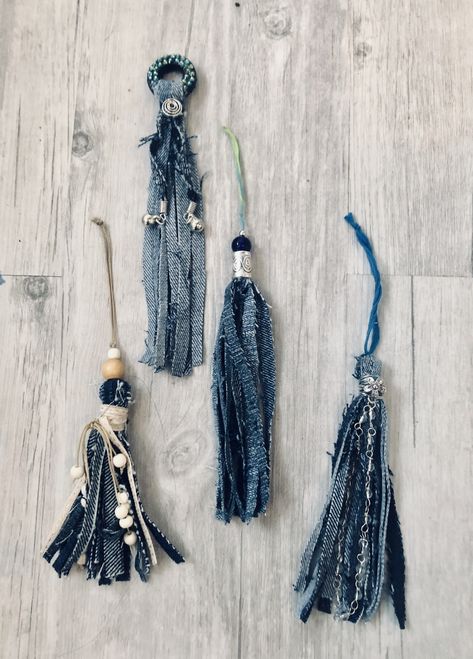 Denim Tassels Diy, Jeans Keychain, Denim Tassel, Purse Charms Diy, Upcycle Crafts, Hippie Crafts, Tassel Crafts, Denim Earrings, Denim Crafts Diy