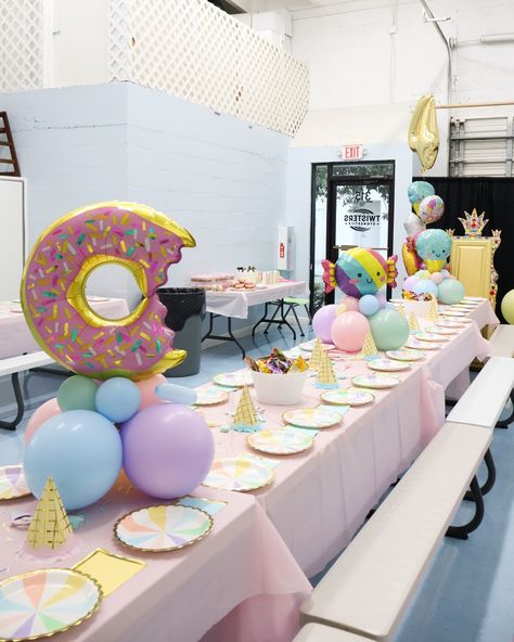 Mia’s FOURever Sweet 🍭🍬🧁 Backdrop + Balloons @janettloveshop Decor by mom @jill_eisner #sweettheme #sweetthemebirthday #sweetthemeparty #foureversweet #foureversweettheme #sweetone #sweetonebirthday #sweetthemeballoons #sweetonebackdrop #sweetoneballoongarland Sweet To Be Six Party, Fourever Sweet, Backdrop Balloons, One Balloon, 1 Birthday, Birthday Decor, Birthday Decorations, Lincoln, First Birthdays