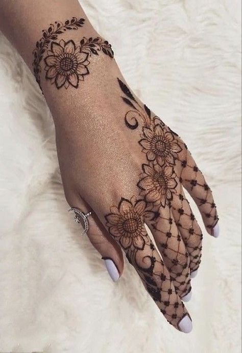 Princess Vibe, Inai Pengantin, Persian Princess, Cute Henna Tattoos, Cute Henna, Tato Henna, Finger Henna Designs, Eid Mehndi Designs, Mehndi Designs Bridal Hands