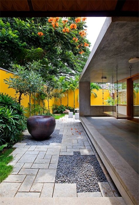 Vibrant home abounding in light and color: Library House in India Library House, Pathway Landscaping, Human Eyes, Garden Pictures, Paver Patio, Modern Landscaping, Outdoor Design, Modern Garden, Patio Design