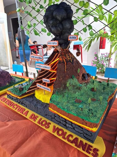 School Volcano Project, Kids Science Projects For School, Creative Science Fair Projects, 3d Volcano Project, Science Project Volcano, Geography Working Model Ideas, Volcano Project Ideas, Science Projects For High School, Volcano Diy