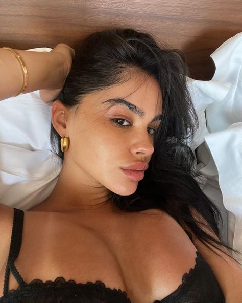 Amaya Colon (@amayacolonn) • Instagram photos and videos Amaya Colon, No Foundation, Magazine Vogue, Instagram Baddie, Clear Face, No Makeup, Girls World, Tan Skin, New Energy