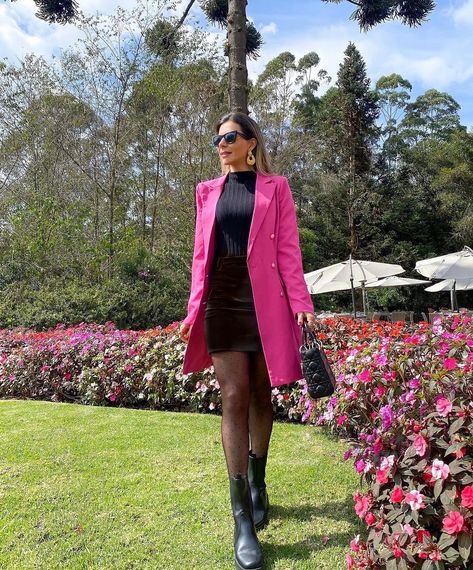 Luana Barbosa on Instagram: “Vestido blazer disponível em cores lindas :pink,preto e bege . Só passar para o lado para conferir detalhes e opções de cores da nossa saia…” Look Blazer Rosa Pink, Outfit Blazer Rosado, Vestido Rosado Outfit, Outfit Con Blazer Rosa, Celebrity! Outfit! Quote! And Aesthetic!, Romania Winter, Blazer And Skirt Outfits, Pink Coat Outfit, Black Leather Pants Outfit