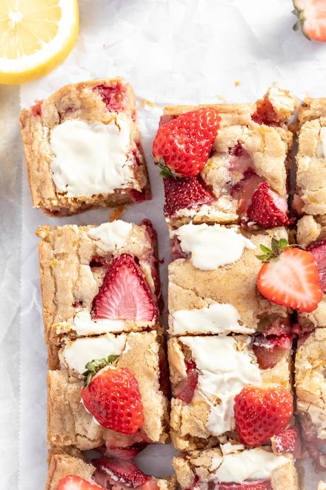 These moist, buttery Strawberry Blondies are full of lemon flavor and bursting with sweet strawberries. Flavored with vanilla and cardamom and studded with chopped white chocolate, this from scratch recipe is incredibly delicious! Strawberry Lemon Blondies, Strawberry Blondies, Lemon Blondies, Banana Blondies, White Chocolate Blondies, Strawberry Brownies, White Chocolate Strawberries, Roasted Strawberries, Blondies Recipe