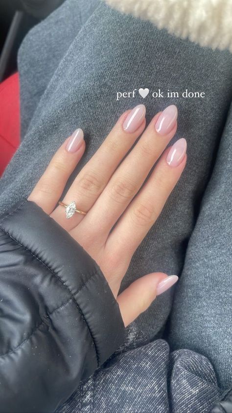 Simple Bday Nails Almond, Bridesmaid Gel Nail Ideas, Short Oval Nails Acrylic Classy, Nails For Small Nail Beds, Oval Dip Nails, Winter Nails Neutral, Winter Nails 2025, Engagement Photo Nails Ideas, Oval Nails Winter