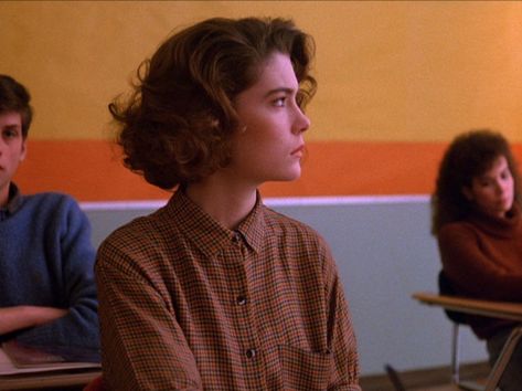 Donna, Twin Peaks. hair Twin Peaks Hair, Donna Twin Peaks, Donna Hayward, Twin Peaks Aesthetic, Twin Peaks Tv, Lara Flynn Boyle, Twin Peaks Fashion, The Wombats, Fire Walk With Me