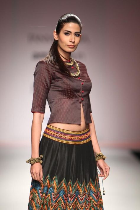 AIFW AW 15 Day 3 - Tanvi Kedia Kedia Style Blouse, Kediya Style Blouse, Long Blouse Designs, Art Inspiration Ideas, Cotton Saree Blouse Designs, Cotton Blouse Design, Saree Blouse Neck Designs, Lehenga Blouse Designs, Sari Blouse Designs