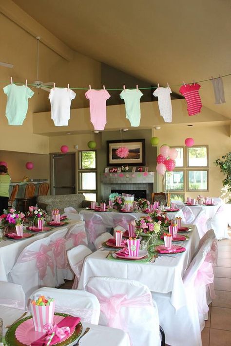 I like hanging onesies on a clothes line outside? Maybe all white ones that we can color or decorate for her? Fiesta Shower, Babyshower Party, Idee Babyshower, Shower Inspiration, Baby Shower Inspiration, Party Box, Fiesta Baby Shower, Shower Bebe, Perfect Baby Shower