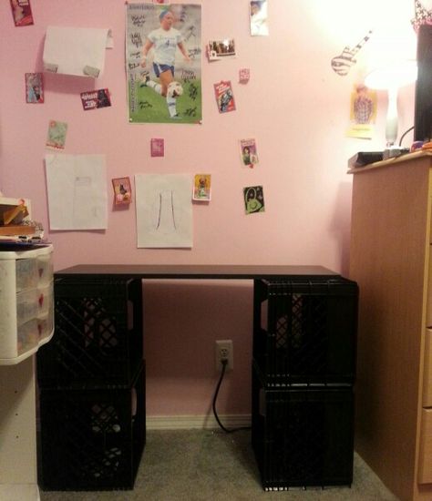 - I am thinking of something like this for my craft area ...... Milk crate desk!! :-) Milk Crate Closet, Desk Bathroom Vanity, Crate Storage Bench, Crate Closet, Milk Crates Diy, Diy Kallax, Crate Tv Stand, Milk Crate Storage, Plastic Milk Crates