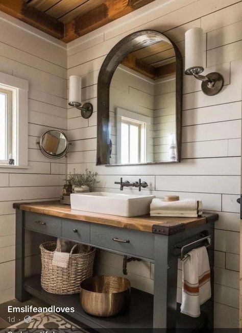 Lakehouse Design, Country Bathroom Vanities, Cottage Bathroom Ideas, Rustic Farmhouse Bathroom, Country Cottage Farmhouse, Yard House, Rustic Bathroom Vanities, Bathroom Farmhouse, Bathroom Farmhouse Style