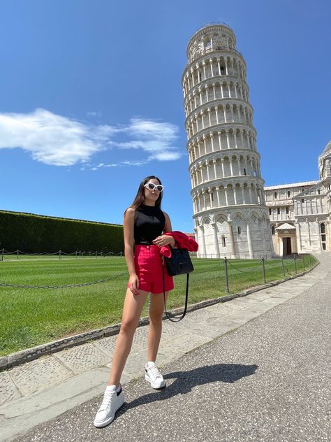 Pisa Outfits, Tuscan Hills, Pisa Italy, Poses Women, Italy Outfits, Photography Poses Women, Content Ideas, Latest Outfits, Leaning Tower Of Pisa