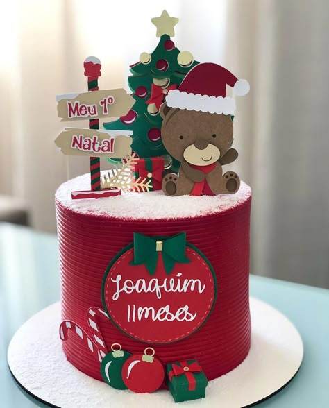 Por Daiane Lima no Instagram: “Ainda no clima de Natal, o último mesário de Joca foi um lindo ursinho Noel. E ficou lindo de viver. Mais um ciclo de mesários que se…” Christmas Cakes Easy, Christmas Themed Cake, Christmas Platter, Christmas Cake Designs, Christmas Cake Topper, Christmas Cake Decorations, Christmas Tree Inspiration, Christmas Sugar Cookies, Christmas Cupcakes