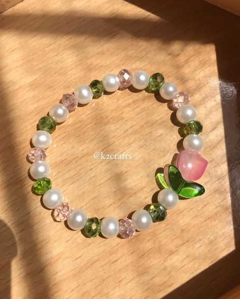 Affordable Gifts For Friends, Bracelet Ideas Flower, Tulip Beads, Beaded Diy, Charming Bracelet, Nature Inspired Accessories, Keychain Ideas, Bff Bracelets, Bracelet Flower