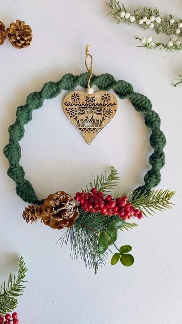 Christmas Macrame Wreath, Macrame Wreath Christmas, Macrame Wreath Tutorial, Holiday Macrame, Macrame Christmas Wreath, Macrame Wreath, Christmas Door Hangings, Tutorial Macramé, Christmas Mandala