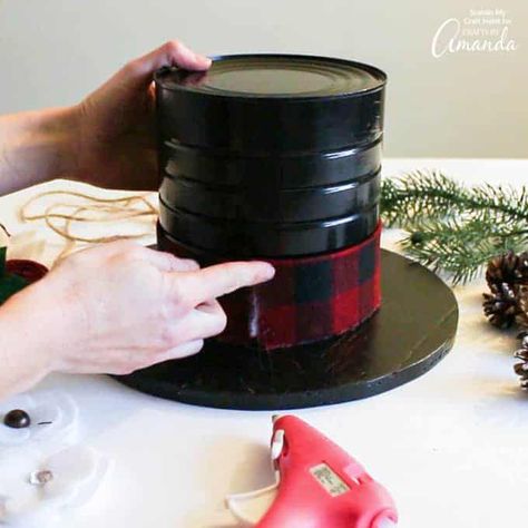 How to make a snowman hat centerpiece step 8 Snowman Hat Centerpiece, Snowman Hat Diy, Top Hat Centerpieces, Diy Christmas Hats, Snowman Christmas Decorations, Snowman Hat, Christmas Centerpieces Diy, Diy Snowman, Diy Hat