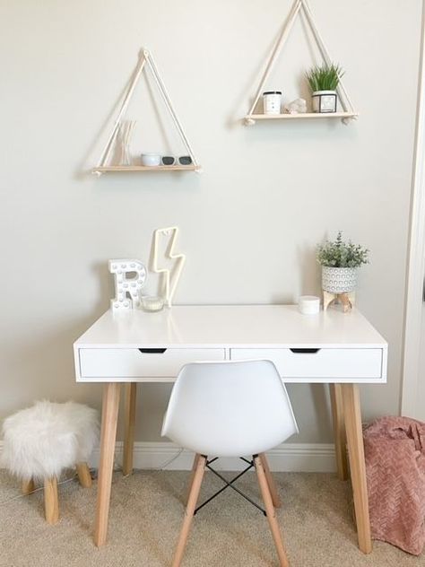 Teen girl desk study space Teen Bedroom Desks, Homework Desk Organization, Desk For Homework, Small Desks For Bedroom, Girls Desk Ideas In Bedroom, Desk For A Small Bedroom, Cute Room Desks, Teen Girl Bedroom Desk, Desk In The Bedroom Ideas