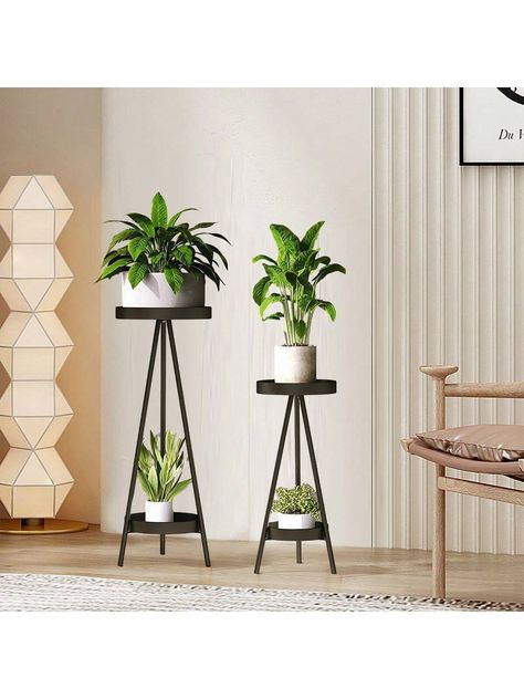 "Présentoir décoratif : le support pour plantes est la solution parfaite pour exposer vos plantes préférées avec style. Il est conçu pour mettre en valeur vos plantes d'intérieur et vos pots de fleurs tout en égayant vos espaces de vie. Le design élégant se fond parfaitement dans différents styles de décoration.Rangement peu encombrant : Grâce aux deux étagères, le support pour plantes offre suffisamment d'espace pour présenter vos plantes de manière peu encombrante et claire. Support sécurisé : Support Plante, Flower Stands, Flower Accessories, Garden Patio Furniture, Outdoor Garden, Furniture Accessories, Patio Garden, Patio Furniture, Home And Living