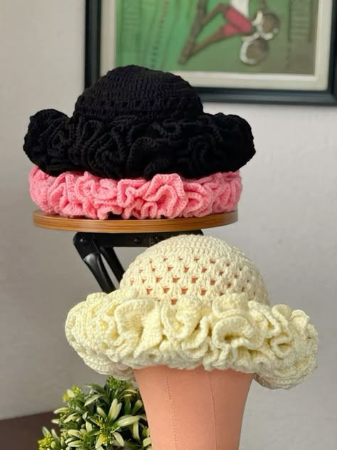 Crochet Trends 2024, Ruffle Hat Crochet, Crochet Girlies, Ruffle Crochet Hat, Beanie Ideas, Crochet Ruffle Hat, Crochet Shorts Pattern, Chunky Crochet Hat, Ruffle Hat