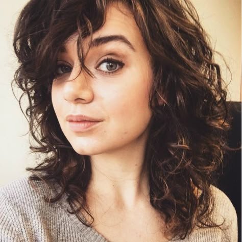 20 examples of  2C curly hair Curly Hair 2c, Kręcony Bob, Trendy We Fryzurach, Wavy Hair Care, Girly Hairstyles, Bob Haircut Curly, Haircut Types, Curly Hair Types, Wavy Haircuts