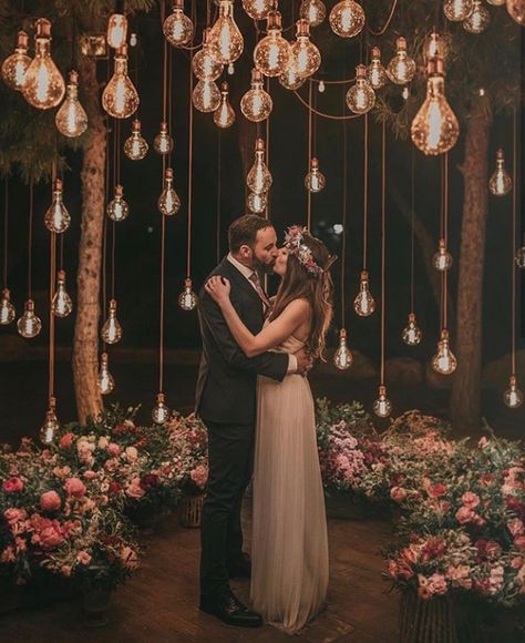 Edison Bulb Wedding, Night Wedding Photos, Night Time Wedding, Gifts Creative, Marriage Ceremony, Wedding Memorial, Wedding Cake Designs, Popular Wedding, Bridal Jewellery