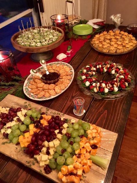 My Christmas progressive dinner appetizer table. Looked pretty, tasted even better. :) Christmas Progressive Dinner Appetizers, Progressive Appetizer Party, Bbq Backyard, Neighborhood Activities, Appetizer Table, Dinner Party Appetizers, Tapas Party, Progressive Dinner, Birthday 30