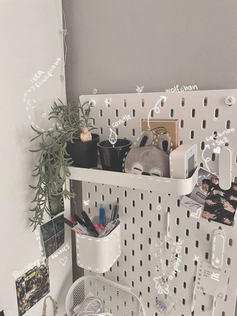 skadis pegboard ikea Small Peg Board Ideas, Ikea Board Aesthetic, Cute Pegboard Ideas, Ikea Board Wall, Peg Board Ideas Aesthetic, Peg Board Desk Organization, Kpop Ikea Pegboard, Pegboard Decoration Ideas, Small Pegboard Ideas