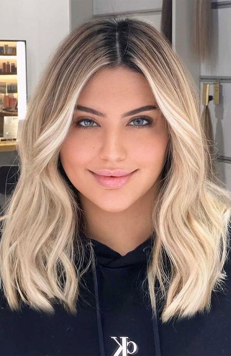 Blonde Hair Color Shoulder Length, Medium Blonde Ombre Hair, Blond Shoulder Length Hair With Layers, Mid Length Blonde Hairstyles, Midi Blonde Hair, Vanilla Blonde Balayage Short Hair, Mid Length Haircut Blonde, Shoulder Length Hair Blonde Highlights, Trendy Medium Length Haircuts Straight