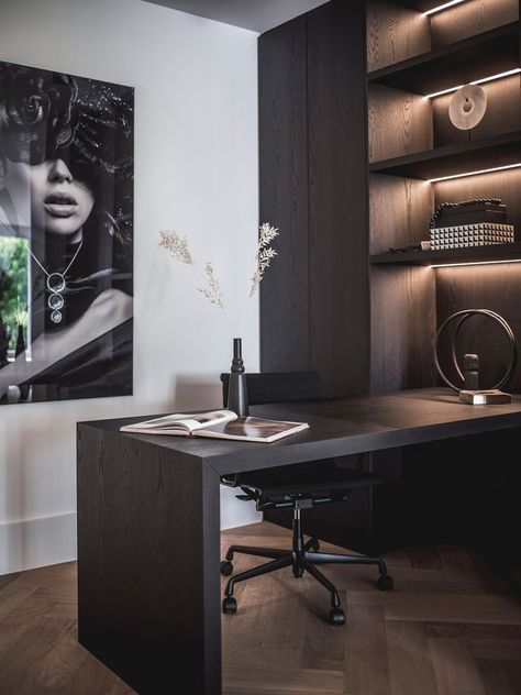 Built In Black Shelves, Luxe Office Design, Black Study Room, Home Office For Men Modern, Men's Home Office, Dark Wood Office, Black Wood Desk, Mens Home Office, Monochrome Office