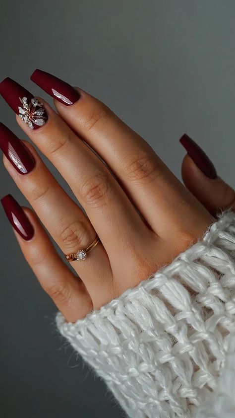 15 Chic Nail Art Ideas That Will Level Up Your Game 39 Classy Fall Nails Short, Easy Short Nails, Chic Nail Ideas, Fall Nails Short, Classy Fall Nails, Chic Nail Art, Red Polish, Elegant Nail Designs, Latest Nail Trends