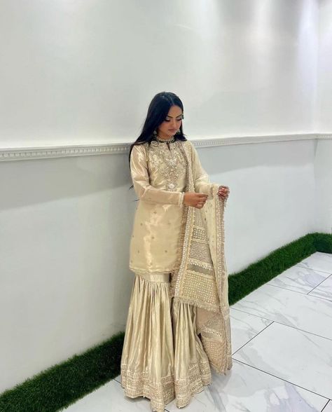 Heavy Garara Dress, Pakistani Garara Design, Hairstyle On Gharara, White Garara Dress, Nikkah Inspiration, Roka Outfits, White Gharara, Garara Dress, Prom Fits