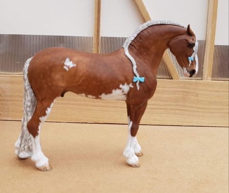 Breyer Horse Tack, Horse Figures, Unusual Horse, Bryer Horses, Horse Barn Ideas Stables, Horse Coat Colors, Breyer Horse, Cute Ferrets, Horse Inspiration