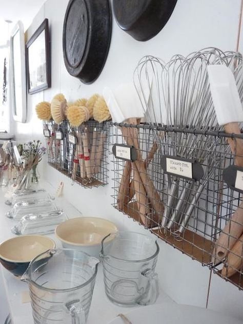 kitchen-utensils-brushes - Home Decorating Trends - Homedit Farmhouse Organization Ideas, Display Visual Merchandising, Kitchen Utensil Storage, Organizational Hacks, Bakery Kitchen, Diy Projektit, Kitchen Organization Diy, Interior Vintage, Kitchen Hacks Organization