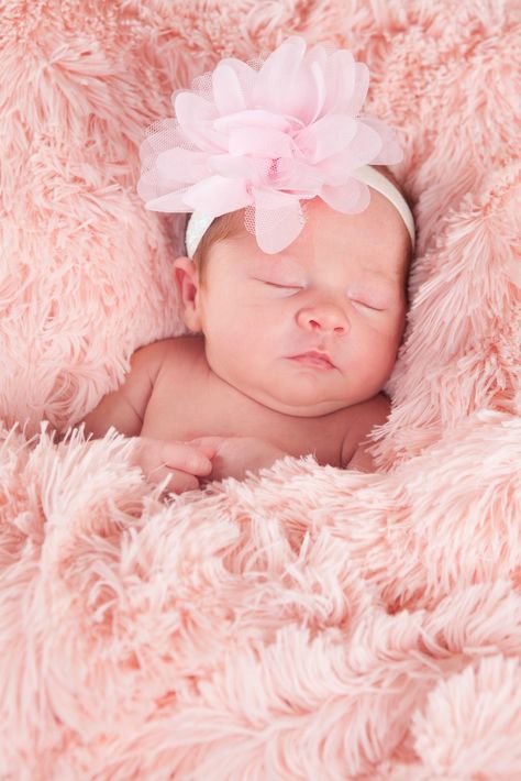 Newborn Girl Photoshooting Ideas, Easy Newborn Poses At Home, Popular Baby Girl Names, Photo Bb, Baby Pictures Newborn, Newborn Photography Poses, Newborn Baby Photoshoot, Pink Newborn, Pink And Mint