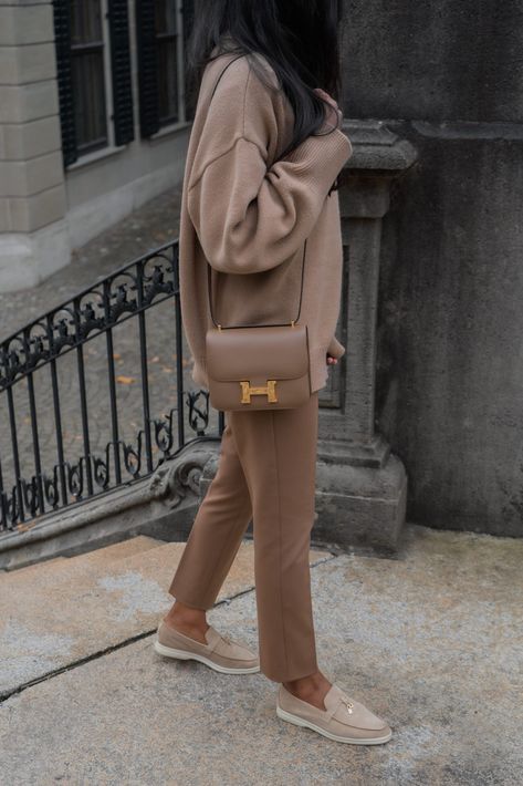 Lora Piana Shoes Outfit, Mocha Mousse Outfit, Paris Spring Outfit, Minimalist Spring Outfits, Loro Piana Summer Charms, Neutral Spring Outfit, Mini Constance, Style For Autumn, Camel Outfit