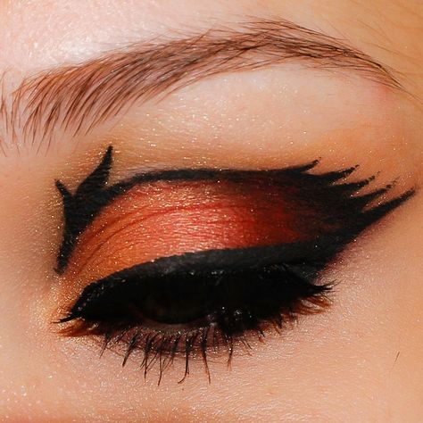 Chinese New Year/red dragon inspired makeup. Not for the faint-hearted Red Panda Makeup Halloween, How To Train Your Dragon Makeup, Dragon Inspired Makeup, Red Panda Makeup, Dragon Eye Makeup, Dragon Makeup Look, Panda Makeup, Dragon Face Painting, Black Makeup Looks