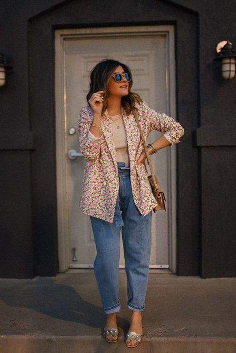 Looking for the perfect blazer for spring? CHIC TALK shares a muted pink spring outfit with a floral boyfriend blazer, high waisted mom jeans, sandal and cute sunglasses. Find more spring 2021 outfit ideas on the blog. #springfashion #florals Blazer Outfit Spring, Floral Blazer Outfit, Pink Spring Outfits, Perfect Spring Outfit, Gold Slides, Street Style Fall Outfits, Blazer Outfit, High Waisted Mom Jeans, Floral Blazer