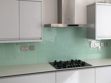 Glass Splashback Kitchen Color Schemes, Splashback Kitchen Ideas, Kitchen Splashback Ideas, Kitchen Splashback Designs, Glass Splashback Kitchen, Coloured Glass Splashbacks, Creative Kitchen Backsplash, Worktops Kitchen, Splashback Ideas