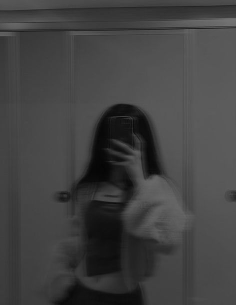 Mirror Selfie Poses No Face Dark, Girl Mirror Pfp, Dark Mirror Selfie With Flash, Mirror Selfie Pfp, Dark Mirror Pics Aesthetic, Mirror Dark Selfie, Selfie Pfp, Girl Pfp, Faded Hair