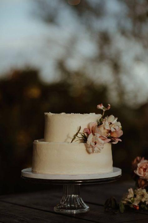 Wedding Cakes Minimal, 2 Tier Wedding Cake Simple, Minimal Flower Cake, Small Textured Wedding Cake, 1 Tier Wedding Cake Terracotta, Two Layer Wedding Cakes, Clean Wedding Cake, Minimalist Cake Topper Wedding, Minimalist Wedding Cake One Tier