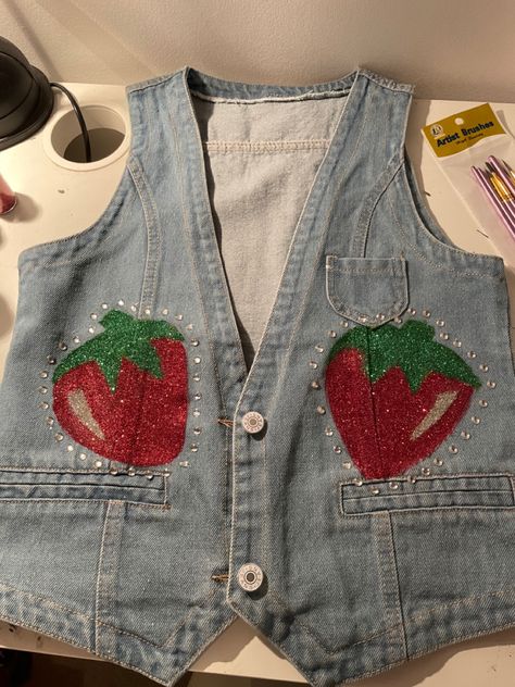 Harry Styles Strawberry Outfit, Harry Styles Denim Outfit, Hslot Outfit Ideas 2023, Harry Styles Love On Tour Outfits Ideas, Harry Styles Outfits Inspiration Concert, Harry Styles Outfits Concert, Harry Styles Tour Outfits, Strawberry Vest, Hslot Fits