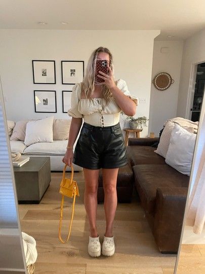 Gucci Mules Outfit Summer, Mules Outfit Summer, Gucci Mules Outfit, Bre Sheppard, Agolde Shorts, Mules Outfit, Gucci Mules, Outfit Summer, Mom Style