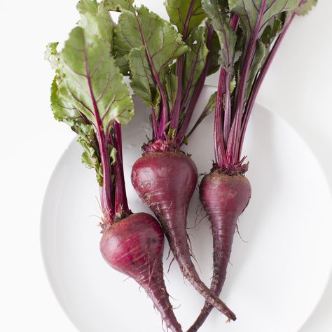 These sweet, earthy root veggies are packed with surprising health benefits. Here's what happens to your body when you eat beets. | Health.com Beets Health Benefits, Beets Benefits, Beetroot Benefits, Root Veggies, Fiber Rich Foods, Healthy Vegetables, Heart Healthy Recipes, Cooking Light, Salad Bar